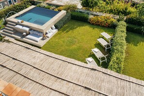 Exclusive infinity pool in the garden