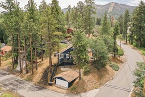 Boasting a pristine location just a short walk to the ski slopes, The golf course and Big Bear Zoo, Bluebird Ridge is a charming, all-season escape located in the prestigious Moonridge community.