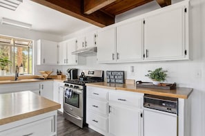 Prepare recipes in the spacious kitchen, equipped with a full suite of helpful appliances and use the mixology set to craft cocktails.