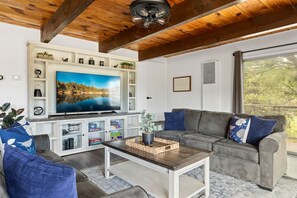 Welcome to Bluebird Ridge! This 2 bedroom 2 bathroom  plus loft cabin sits in Moondridge close to the slopes, shops, lake and town!