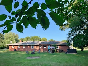 Backyard Oasis!! HOT TUB! Fire place (wood provided)!! Pergola! Enjoy the evening relaxing in this peaceful setting!! 