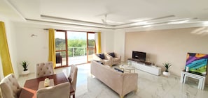 living/dining area w/ great natural lighting and modern decor
