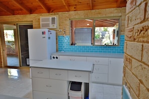 Lazy Dayz - Kalbarri Accommodation Service - Kitchen