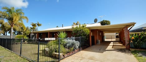 Front of house  - Kalbarri Accommodation Service - Front of House
