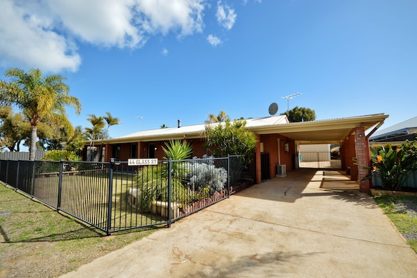 Front of house  - Kalbarri Accommodation Service - Front of House