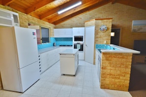 Lazy Dayz - Kalbarri Accommodation Service - Kitchen inc dishwasher