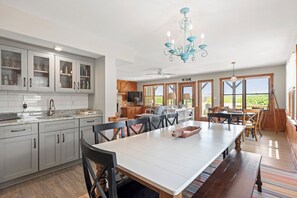 DU810: Endless Summer | Mid Level Dining Area