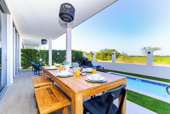Patio w/ Furniture