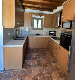 Fully equipped kitchen of the maisonette