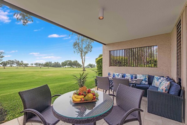 Start your day or end it in paradise with meals on your private lanai—overlooking the 9th fairway and tropical greenery.