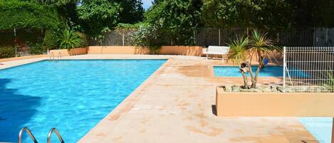 Piscine résidence grand bassin et bassin pour les enfants