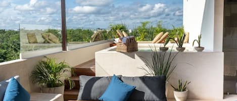 The rooftop benefits from a beautiful view of Tulum and specifically here La Veleta. The rooftop terrace has a nice pergola which protects from the sun