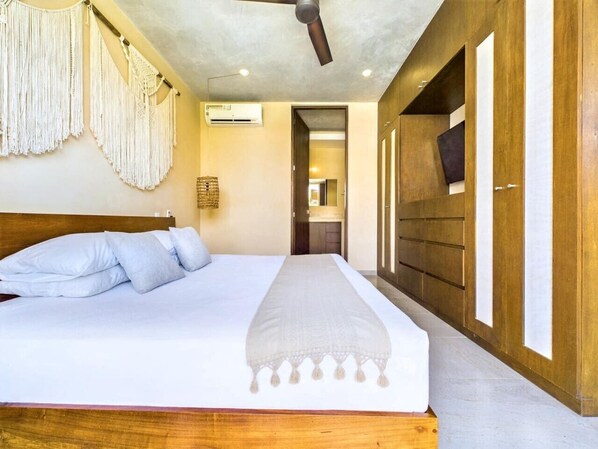 Spacious wardrobe with plenty of room for all your getaway essentials.