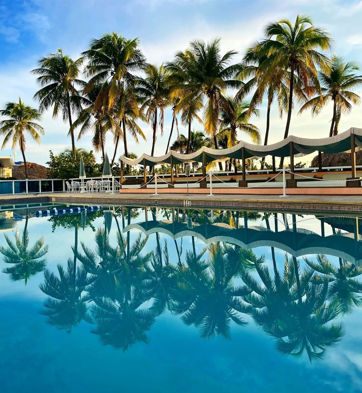 2bd Oceanfront Master Ste OceanView w/balcony, Pool, nearby dining, beach access