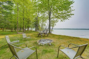 Backyard | Lake View | Fire Pit | Deck