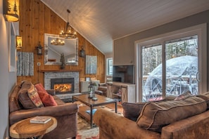 Relax in the living room playing games, watching movies. Enjoy the fire during the winter months after skiing, skating or hiking.