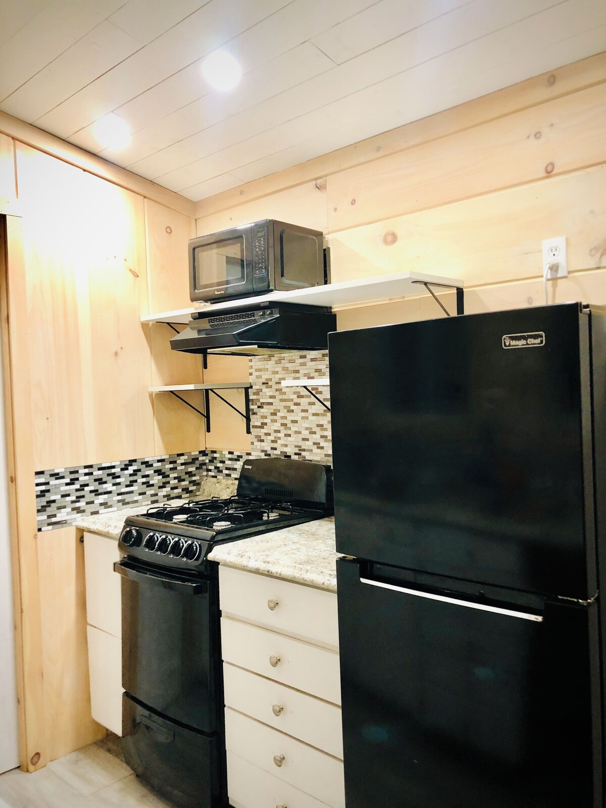 Tiny Home EXPERIENCE, fenced yard, pet friendly, fully furnished