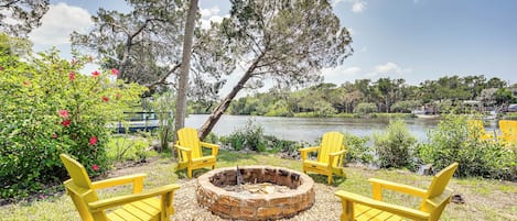 Crystal River Vacation Rental | 2BR | 2BA | 912 Sq Ft | Stairs Required