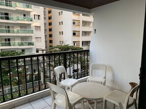 Sacada do apartamento. Estamos a menos de 100m da praia.