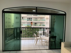 Sacada do apartamento. Estamos a menos de 100m da praia.