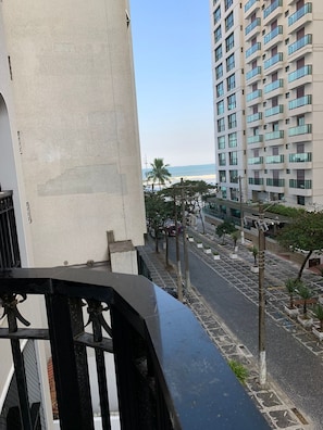 Sacada do apartamento. Estamos a menos de 100m da praia.