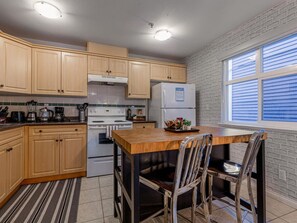 Enjoy breakfast or a snack at the kitchen island