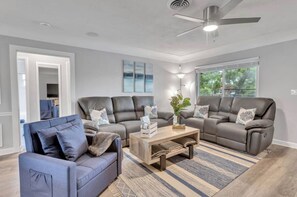 Reclining sofa and loveseat