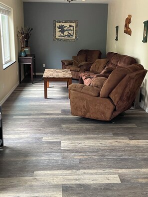 Shared living room with upstairs guests in room 1-4