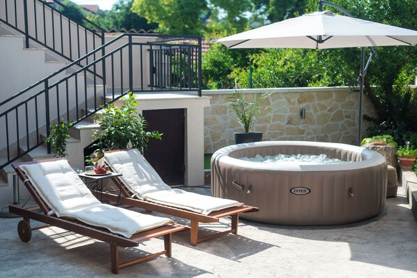 Outdoor spa tub