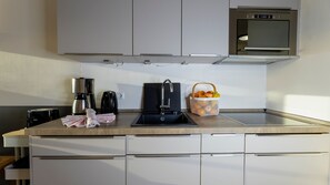Küchenzeile mit allem was benötigt wird