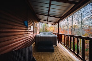 Enjoy your private hot tub overlooking Daniel Boone National Forest.
