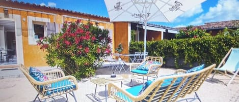 coin repas + salon de jardin pour apéro avec vue sur piscine au son des cigales