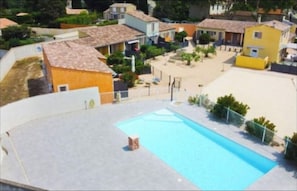 Photo Drone appartement orange devant piscine