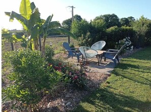 coin apéro au fond du jardin