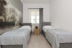 Two comfortable single beds in the bedroom. 