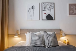 Bedroom with queen size bed