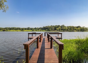Your own private fishing, swimming or boat dock! Ladder makes it easy to get in and out of the water and this bay have very little waves. Great area for paddle boarding, kayaking, floating, boating and fishing.