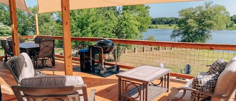 Large deck overlooking the lake with lots of shade. Fantastic boat and bird watching!