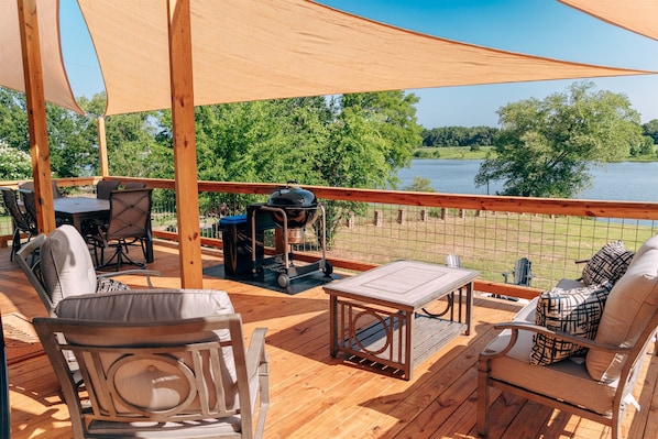 Large deck overlooking the lake with lots of shade. Fantastic boat and bird watching!
