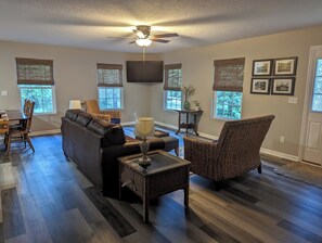 Living Room | Free WiFi | Central A/C | Smart TV