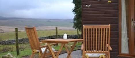 ThE Hive - Hand built wooden lodge with views of Penyghent, Yorkshire Dales 