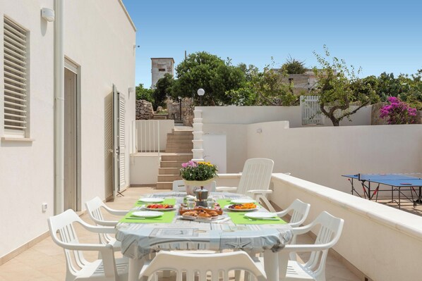 Outdoor dining