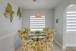 Dining Area | Dishware/Flatware Provided