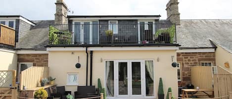 Front sun trap with large balcony and patio