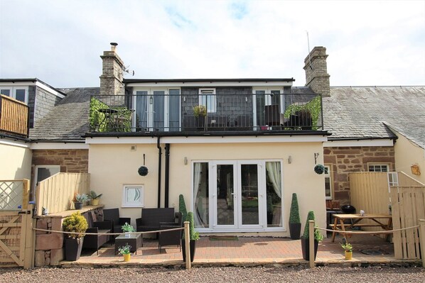 Front sun trap with large balcony and patio