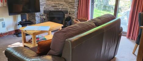 Sleeps 4 river view cottage, real fire, pets