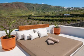 Wonderful Santorini House | Villa Mezzo Honeymoon | Private Pool | Sea Views & Plunge Pool | Finikia-Oia