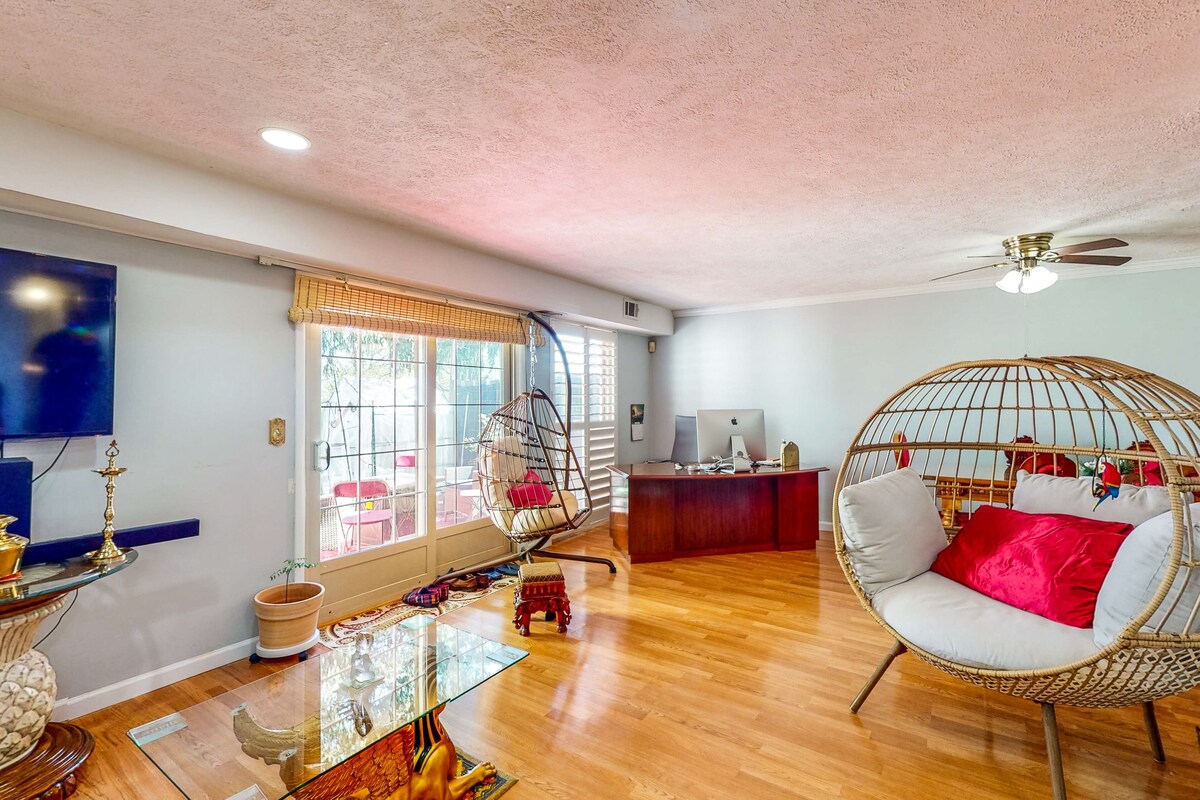 Private Townhome – Prime Location – Lake Views