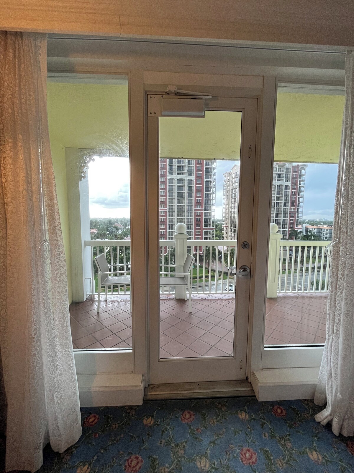 BEAUTIFUL Resort Located Directly On The Sand! – City View Room