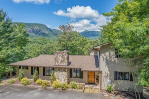 Fronton Home with Mountain View